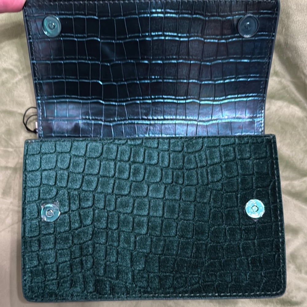 Elegant Green Textured Shoulder Bag - Picture 8 of 11